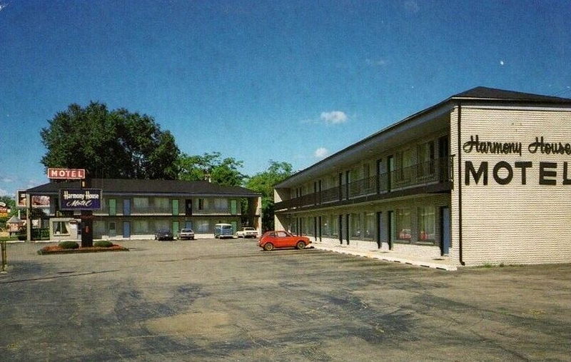 Harmony House Motel - Vintage Postcard (newer photo)